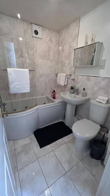 A Cozy Apartment In Barking Barking  Exteriör bild